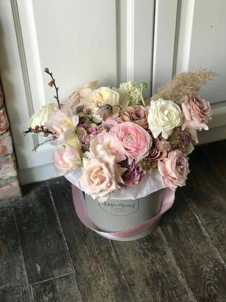 Tischdekoration mit Blumen und Kerzen